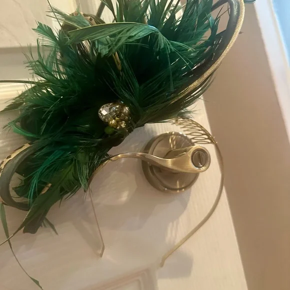 Ladies Fascinator with Green Feather and Jewel Accent - Picture 2 of 5